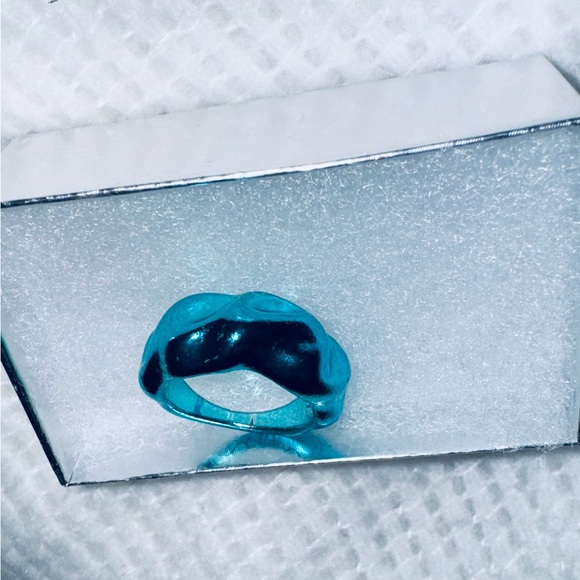 Unique Textured Twisty Metallic Ring in Metallic Blue; Size 7 - Picture 4 of 8